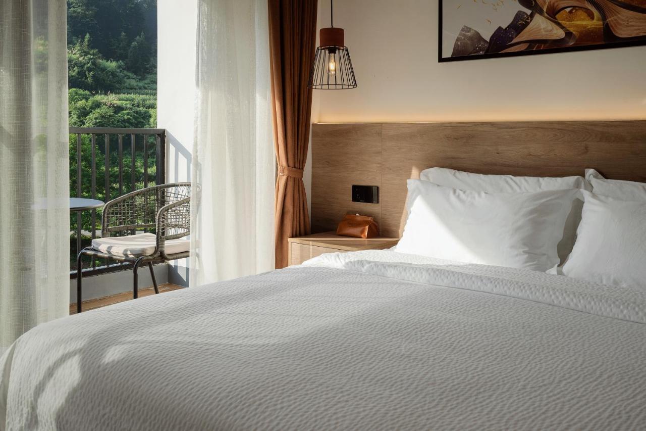 Whispering Mountains Boutique Hotel Zhangjiajie Exteriör bild