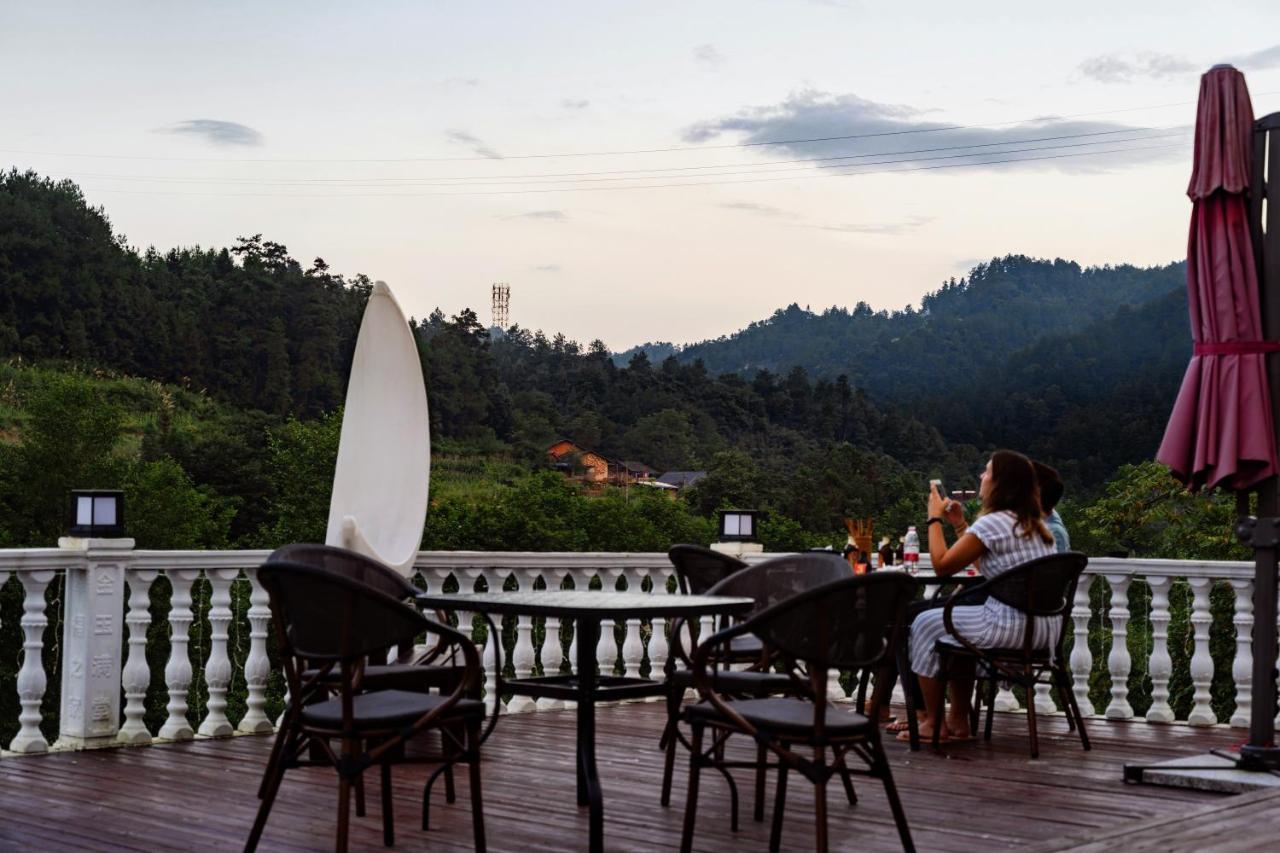 Whispering Mountains Boutique Hotel Zhangjiajie Exteriör bild