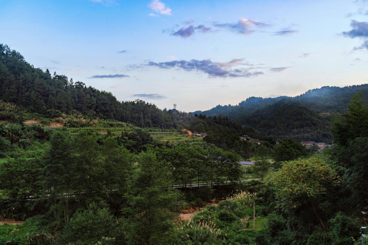 Whispering Mountains Boutique Hotel Zhangjiajie Exteriör bild